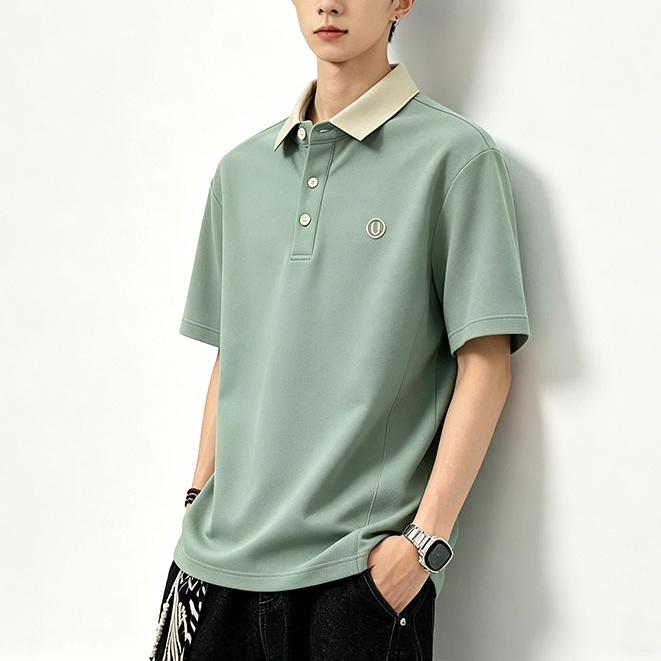 เสื้อโปโลผู้ชาย ดีไซน์คอตั้งสีตัดกัน พร้อมโลโก้ปักรูปตัว U สวมใส่สบาย ให้ลุคที่ดูดีมีสไตล์และลำลอง