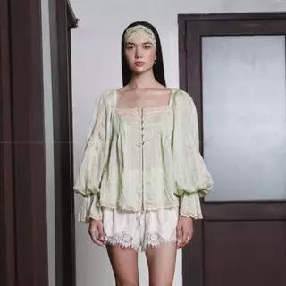 Mitr Petal Blouse เสื้อเบลาส์