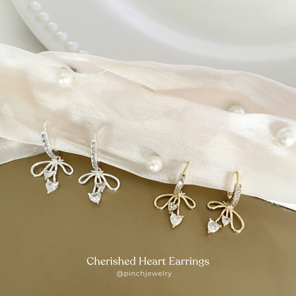 Pinch Cherished Heart Earrings ต่างหูห่วงโบว์หัวใจ