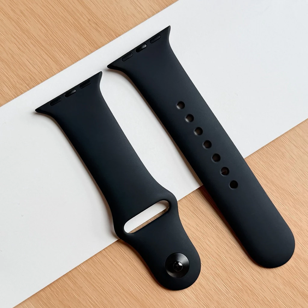 สายสั้น Black Sport Band (รุ่นใหม่ จะไม่ดำสนิทเหมือนรุ่นเก่า)มือหนึ่ง S/M มี 2 Sizeในตัวเลือกค่ะ แท้💯 ไม่มีกล่องนะคะ