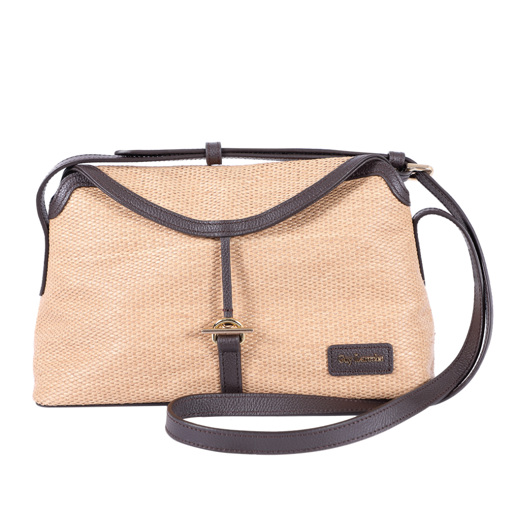 Guy Laroche ทำจากเส้นใยธรรมชาติสีน้ำตาลครีม ตกแต่งด้วยหนัง Soft สีน้ำตาล รุ่น AGH0981CS6BEM