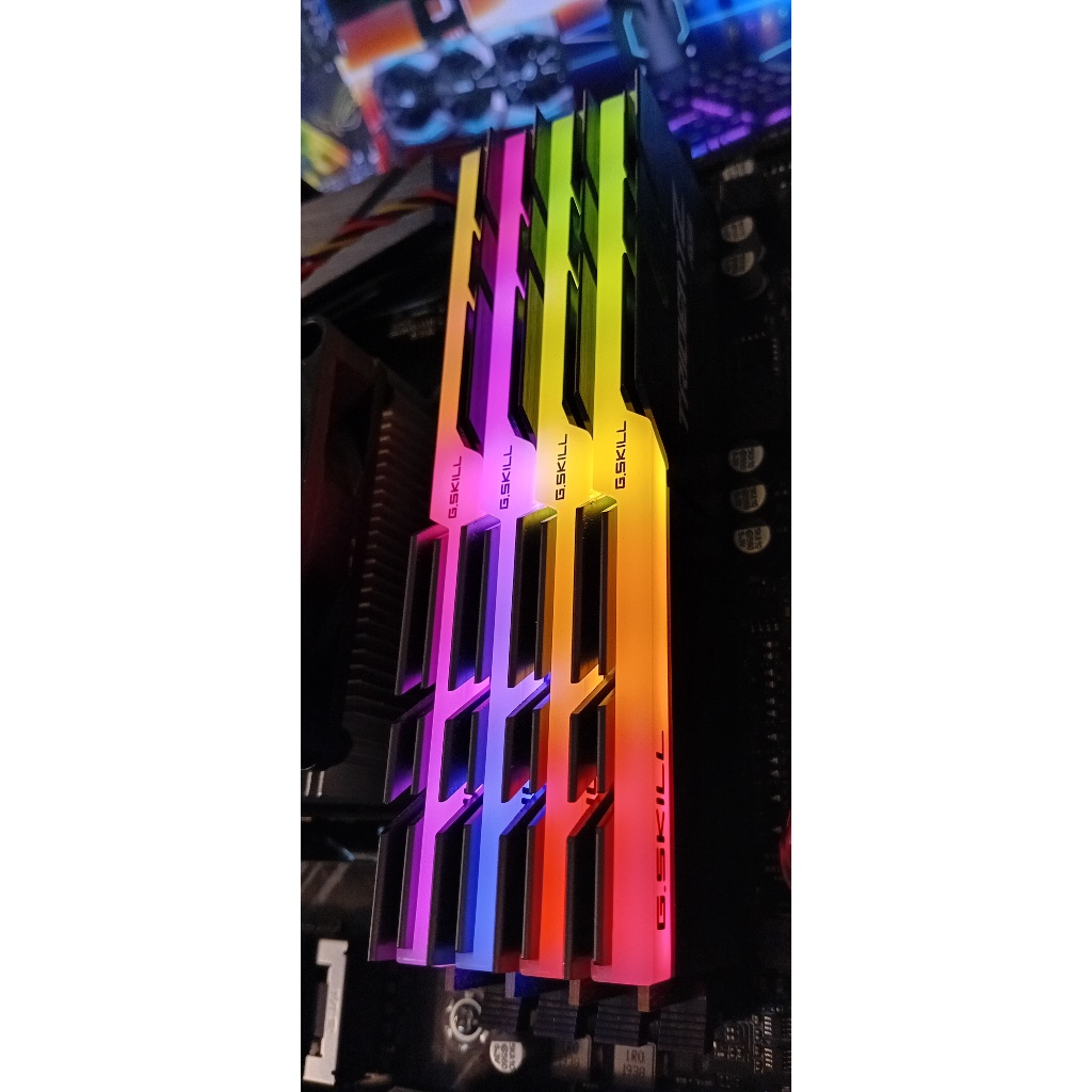 32GB (8GBx4) DDR4 2400 G.SKILL F4-2400C15Q-32GTZR Trident Z RGB