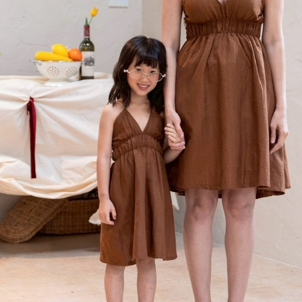 Minori.cnx | ชุดเดรสผูกคอ สีน้ำตาล-สีครีม (ไซส์ลูกสาว) ผ้าสาลูนุ่มใส่สบายช่วยพรางหุ่นไม่ร้อน