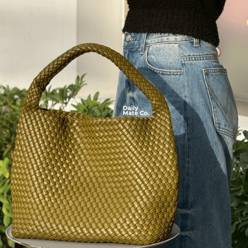 Daily mate co - กระเป๋าสานหนัง PU Premium รุ่น Pretzel สี Dark Olive พร้อมกระเป๋าใบลูกเข้าเซ็ต กระเป๋าผู้หญิงสะพายข้าง