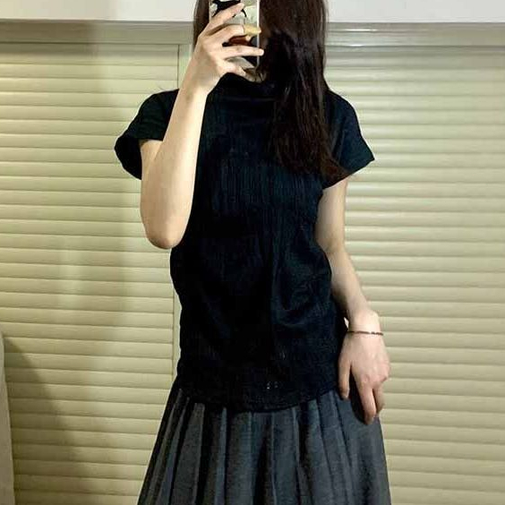 เสื้อผู้หญิงแขนสั้นฮิตสฤดูร้อน ผ้าย่นลายนูนคอเต่าขอบโค้ง สไตล์เกาหลี ใส่สบายบางเบา ปกเกล้าดูผอม เข้ากับกางเกงกระโปรงทุกแ