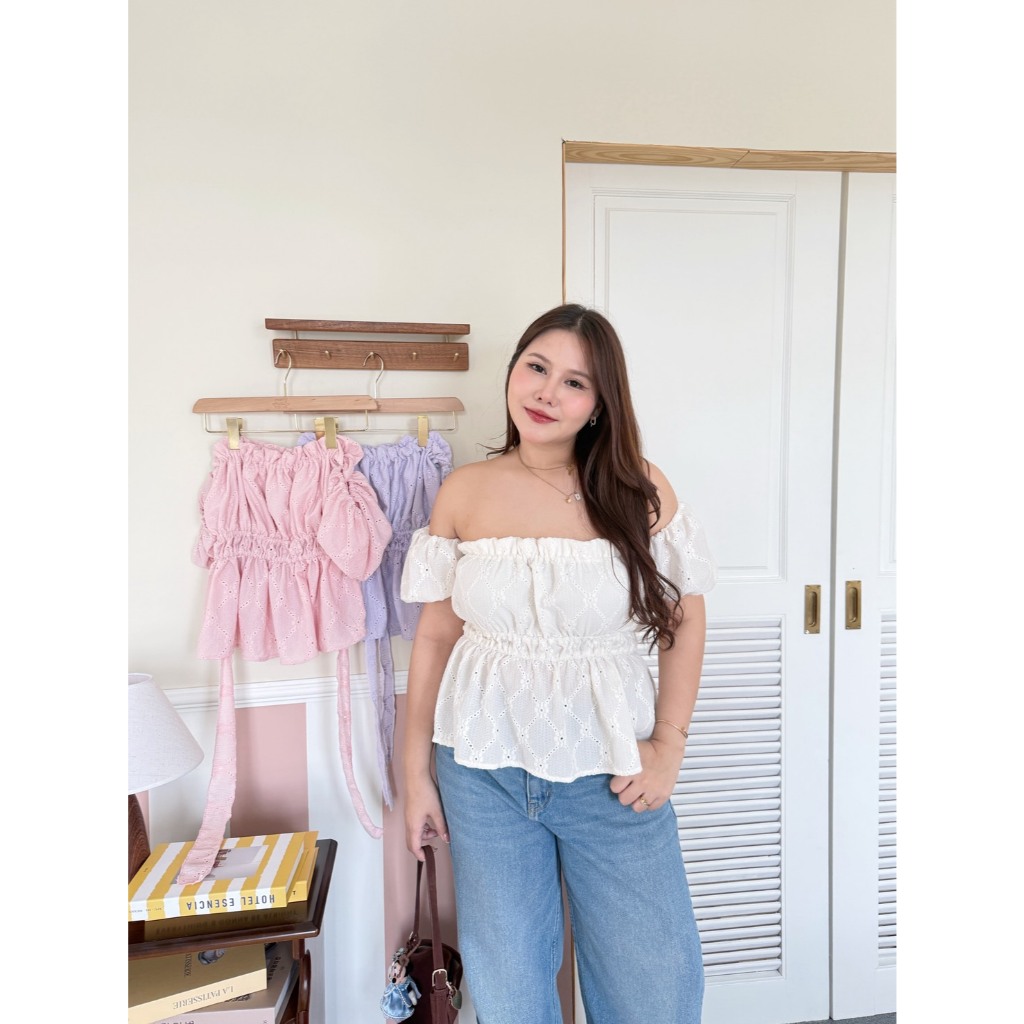Daisy lace top เสื้อปาดไหล่ผ้าฉลุลายสุดละมุน ดีเทลน่ารักใจเจ็บ✨ (T0223) - Merryhouse