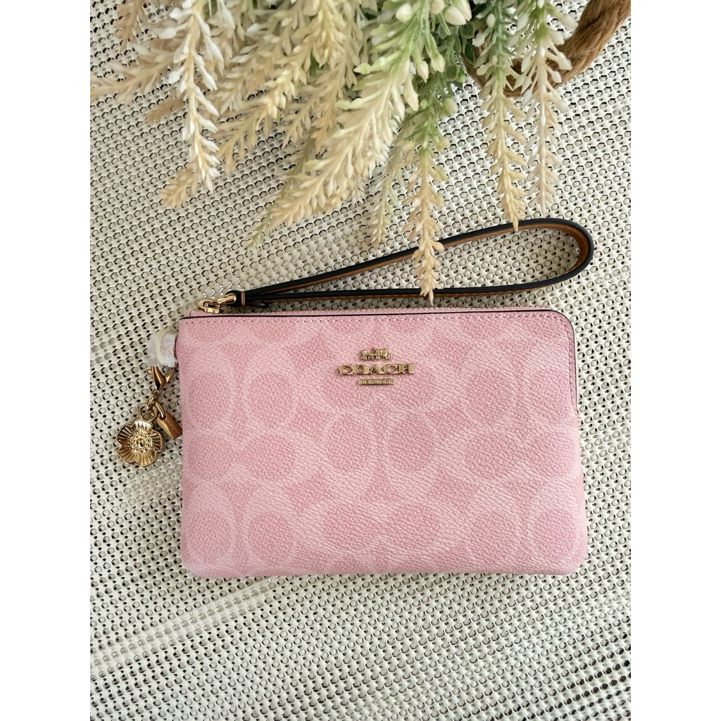 🩷🩷รุ่นใหม่พร้อมส่งค่ะ Coach คล้องมือ S1zip ลายซีสีชมพู สายสีน้ำตาล มาพร้อมตุ้งติ้งดอกไม้สีทอง สวยดูแพงค่ะสีนี้ 🩷🩷