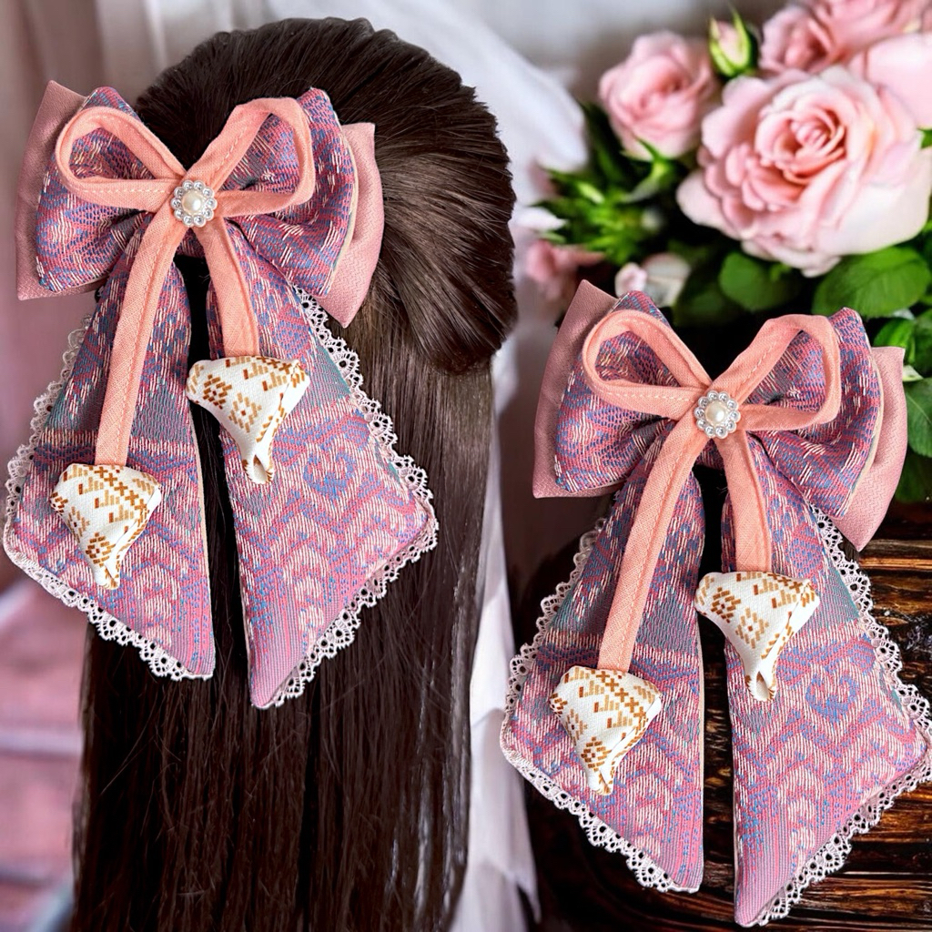สวยไม่ซ้ำ🎀 กิ๊บติดผมลายไทยแต่งขอบลูกไม้ติดเกสรมุก พร้อมส่งในร้าน🇳🇱 กิ๊บผ้าไทย กิ๊บติดผมผ้าไทย โบว์ลายไทย โบว์ผ้าไทย กิ๊บ
