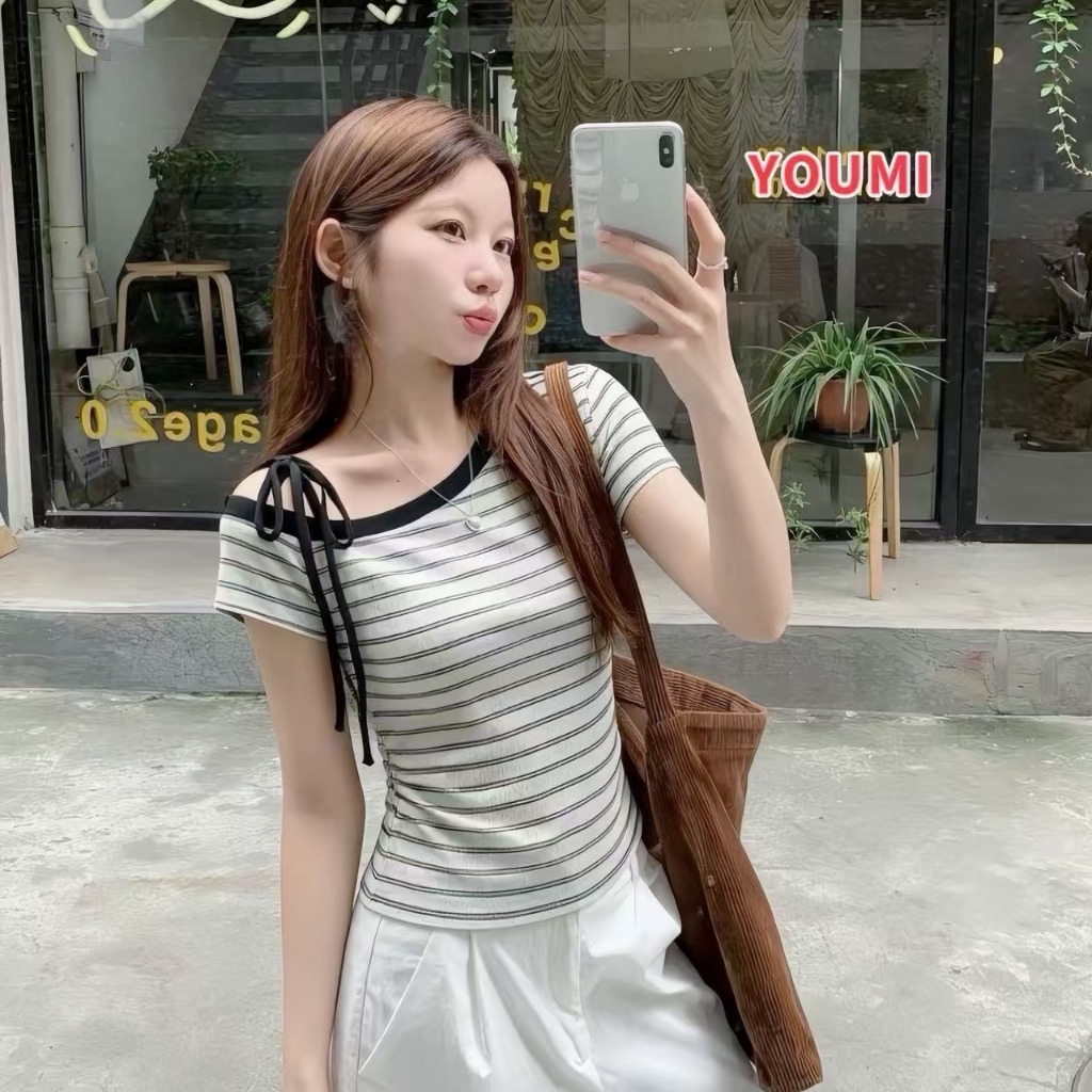 YOUMI ส่งไวจากไทย เสื้อแขนสั้น ลายทางขาวดำ ปาดไหล่ข้างเดียว หวานน่ารัก สไตล์เกาหลี ใส่สบาย