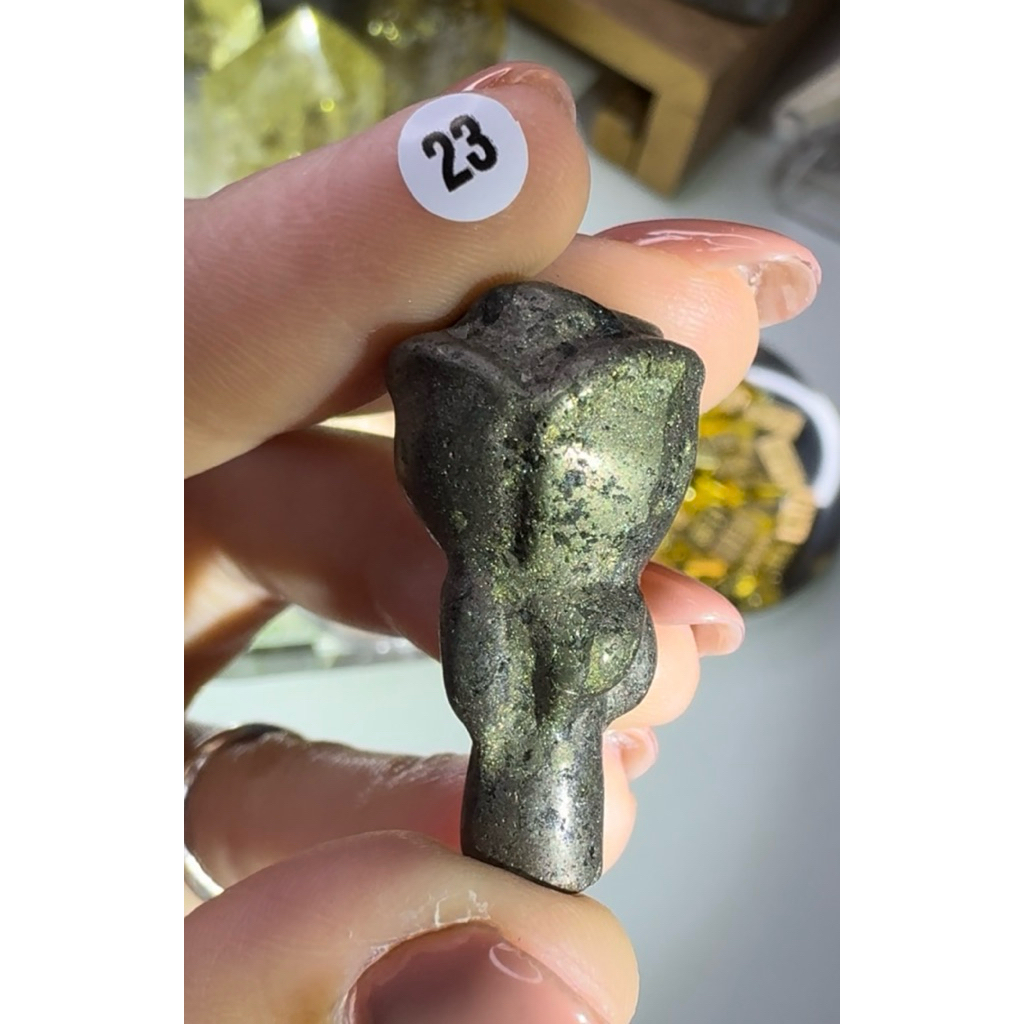 ไพไรต์ (Pyrite) "หินดึงดูดทรัพย์"ช่วยเรียกเงินทอง(แกะสลักตั้งไม่ได้)(ได้ชิ้นในโพส)