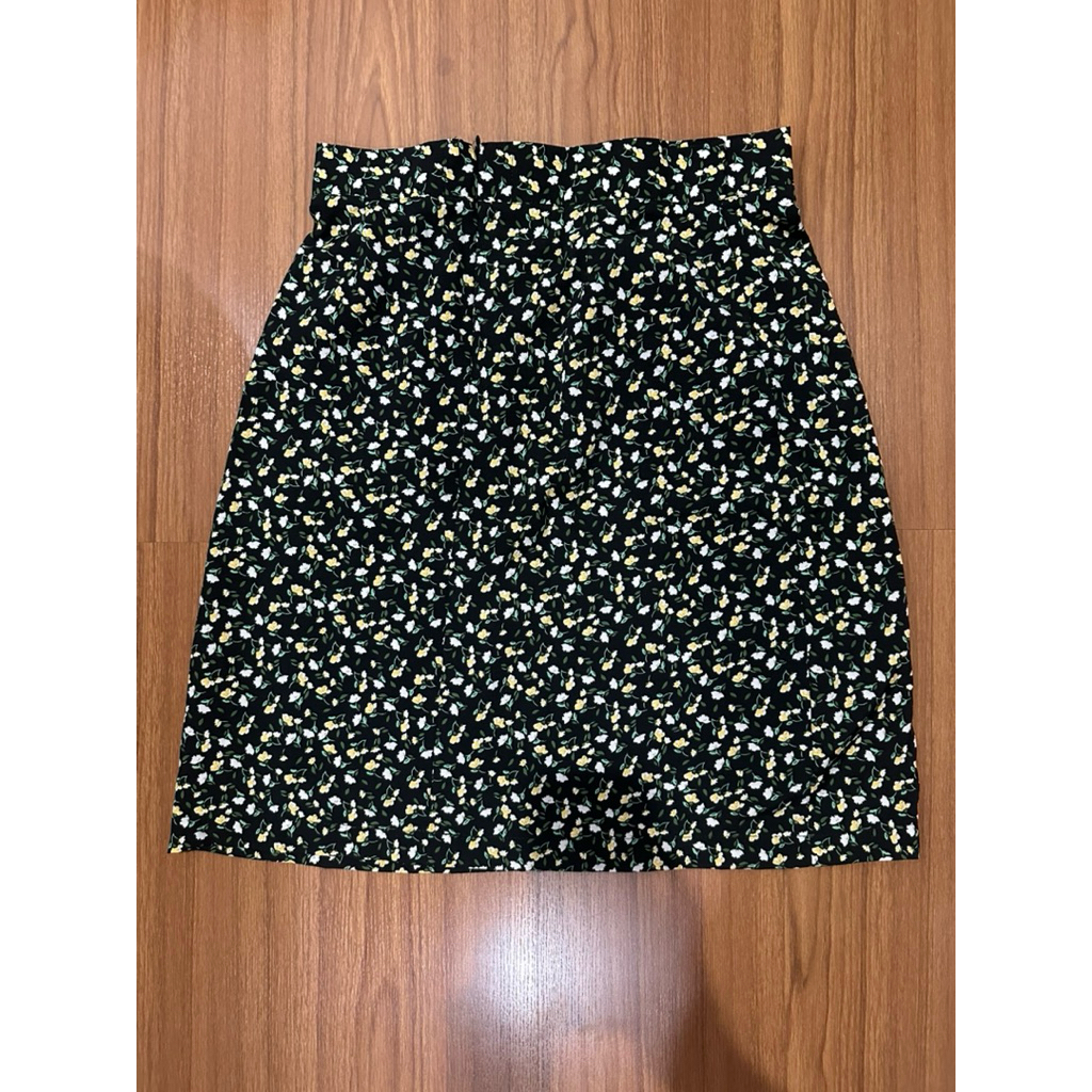 กระโปรงทำงาน กระโปรงทรงเอ กระโปรงสั้น มือสอง ร้าน Fromme Clothes ไซส์ L สีดำ ลายดอกเล็กขาวเหลือง