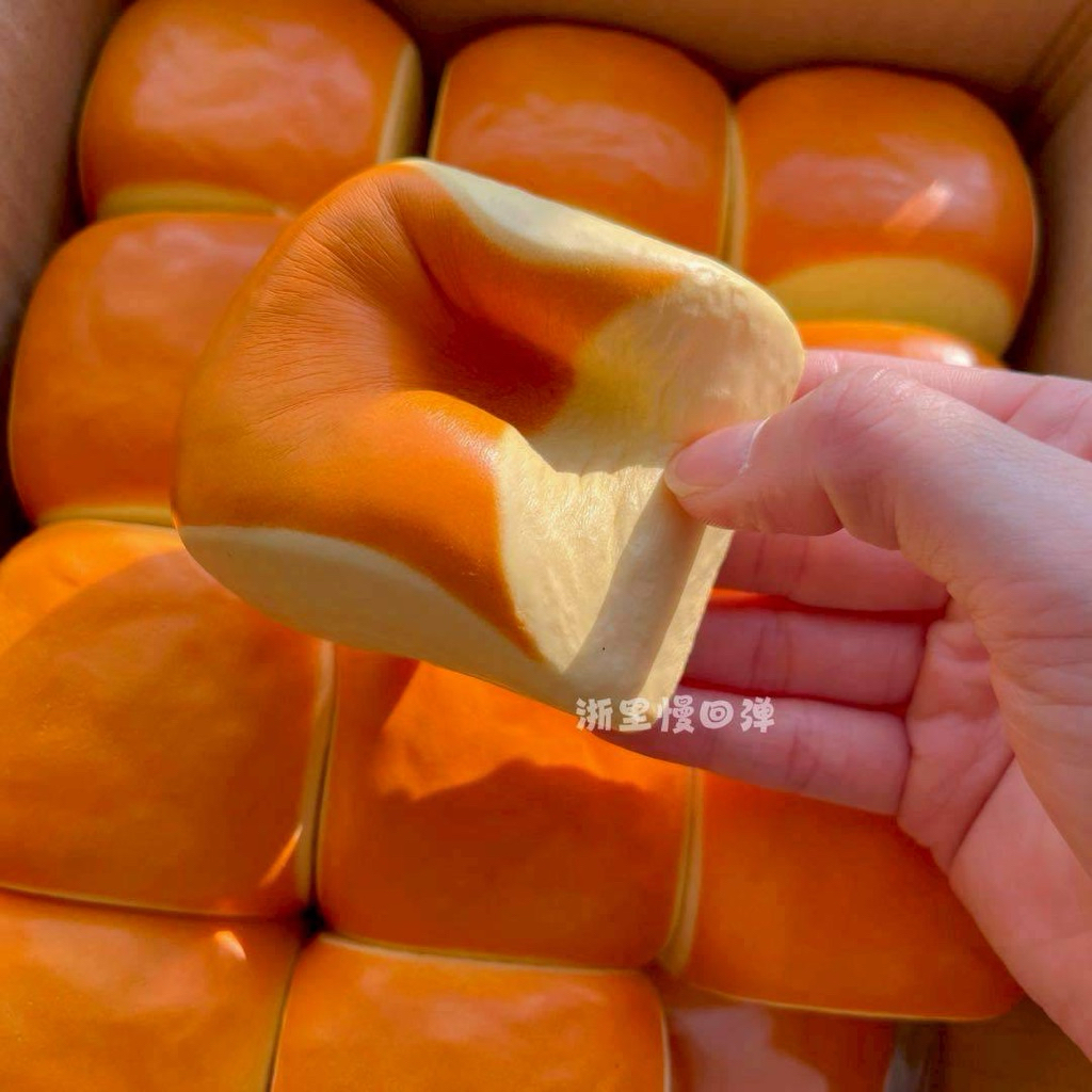 ส่งด่วน Squishy Toy 🍞 สกุชชี่ขนมปังเนื้อนุ่มเด้ง หอมมาก