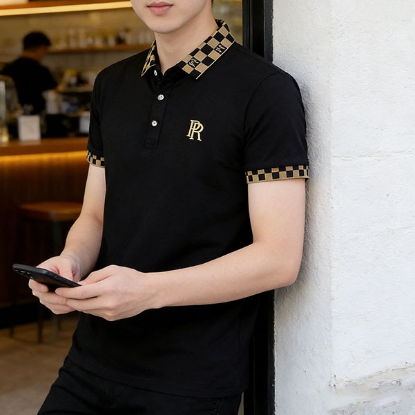 เสื้อโปโลแขนสั้นลายสก็อตสีดำทองสำหรับผู้ชาย ปักโลโก้ PR สไตล์ใหม่สำหรับฤดูร้อน ลำลองหรูหรา