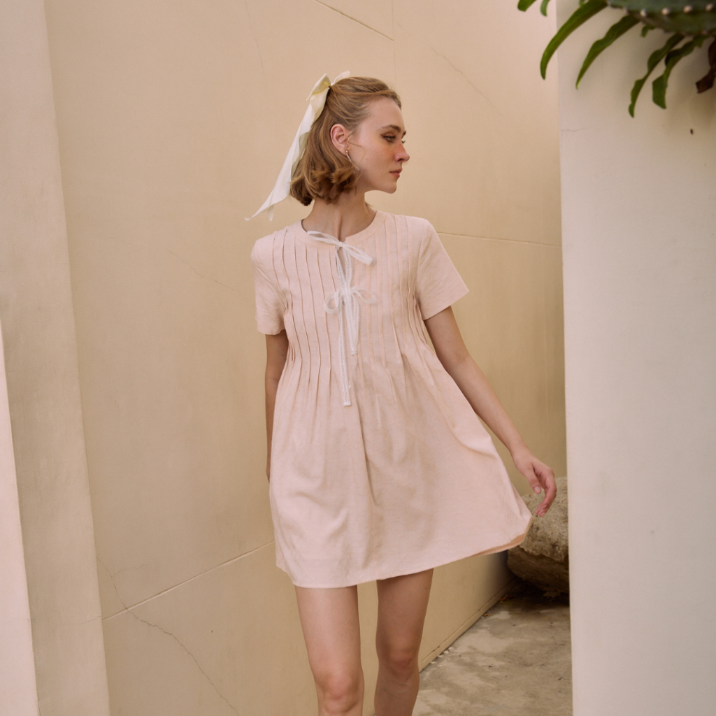 La Mignonne (XS-2XL) Juniper Kairi Dress เดรสใส่เที่ยว สุดน่ารัก ดีเทลด้านหน้าจับจีบเล็กๆ มีโบว์ด้านหน้าผูกได้