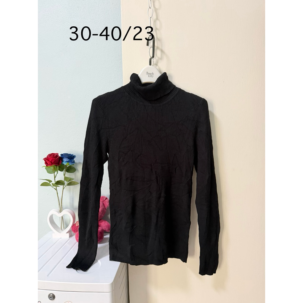 gu เสื้อคอเต่าสีดำ เบอร์เอ็ม