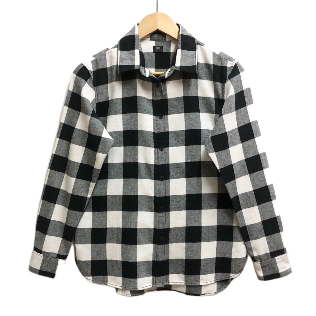 Uniqlo เสื้อเชิ้ตหญิง แขนยาว สีดำ-ขาว ลายตาราง ป้าย S มือสอง