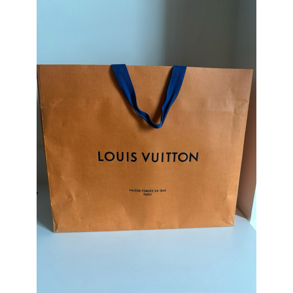 ถุงกระดาษ Lv ขนาด 16.5x13 นิ้ว used