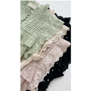 B690 เสื้อระบายชั้นลายดอกจิ๋ว สไตล์หวานละมุน เสื้อทรงปล่อยแต่งระบายหลายชั้น เพิ่มความน่ารักแบบคุณหนูเกาหลี