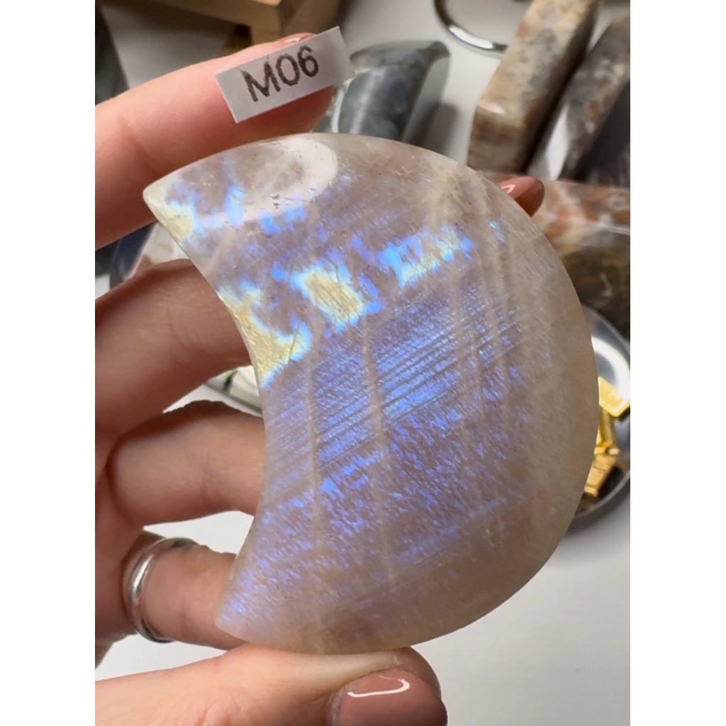 มูนสโตน (Moonstone)หินแห่งความรัก เสน่ห์ และความโชคดี ปกป้องคุ้มครองนักเดินทาง(ได้ชิ้นที่โพส)
