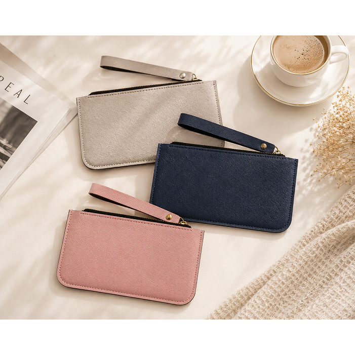 BUSY ELLIE Wristlet Clutch รุ่น Minimal กระเป๋าคลัตช์คล้องมือ หนัง PU ลาย Saffiano ใส่มือถือ กระเป๋าพกพา