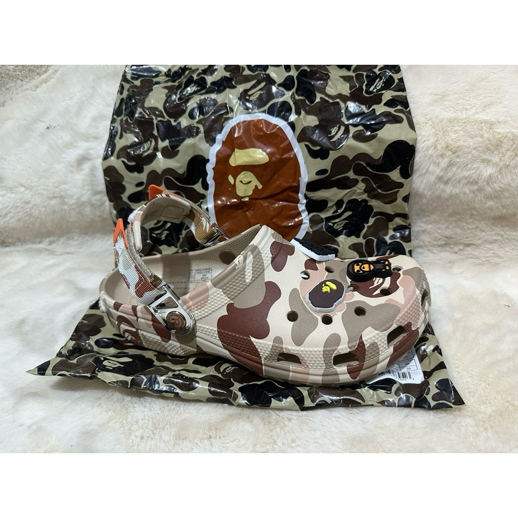รองเท้าหูโตของผู้ใหญ่นิ่มนุ่มใส่สบาย EVA bape x crocs classic clog 209627