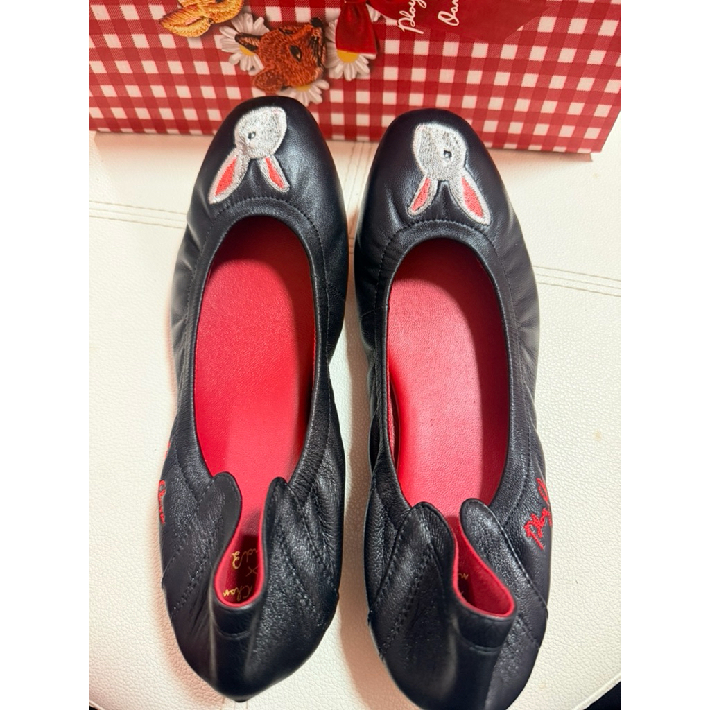 O&B x Ploychava Audrey friend in robin black  black