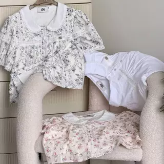 SISSY : ELODIE (XS-XXL) เสื้อคอบัวแขนตุ๊กตา กระดุมดอกไม้ แต่งขอบลูกไม้และแถบลูกไม้ช่วงอก
