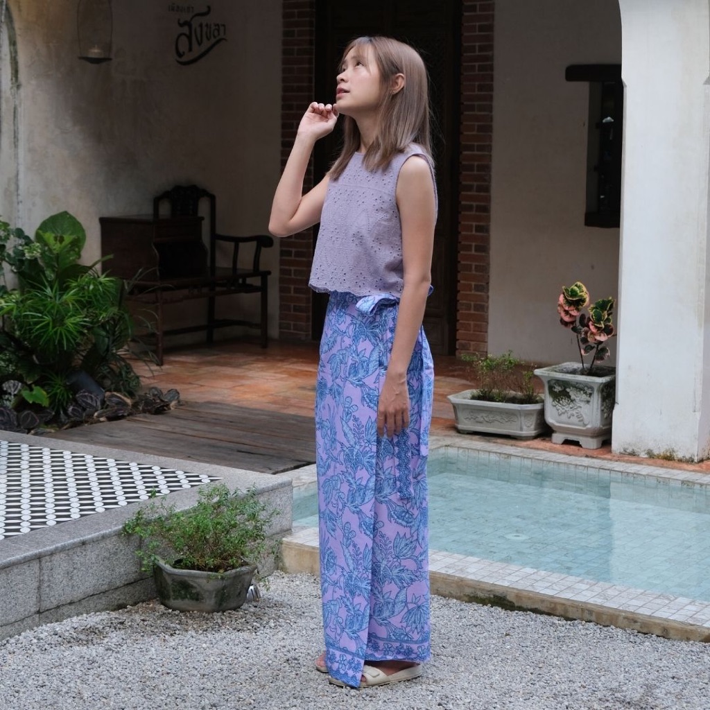 Yarin Wrap Skirt | กระโปรงป้ายผ้าปาเต๊ะ ทรงตรง ลายดอกไม้