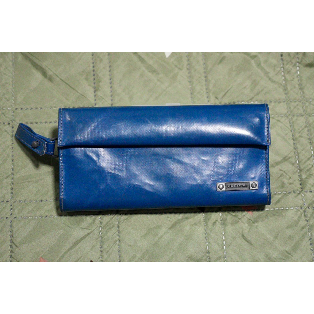กระเป๋า สตางค์  Freitag R304 Woodhull  ทรงยาว  / สี น้ำเงิน ป้ายเหล็ก / สภาพดี - ของแท้ 100%