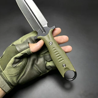 มีดพกยุทธวิธีสองคมสำหรับตั้งแคมป์ ใบมีดทำจากเหล็ก AUS-10 ด้ามจับทำจากไนลอนไฟเบอร์กลาส และมีปลอก Kydex หุ้ม