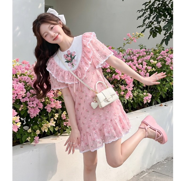 (มี3XL) สีชมพู Charlotte Pink Dress เดรสทรงปล่อยผ้าชีฟองพิมพ์ลาย แขนสั้น ปักช่อทิวลิปแต่งระบาย ซิปหลัง มีซับใน