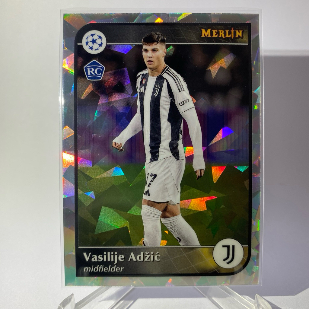 การ์ดนักฟุตบอล VASILIJE ADZIC, RC, JUVENTUS, TOPPS MERLIN 2025