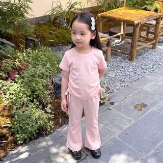Mikyolike 2-12 ปี ชุดเด็กผู้หญิงผ้าลายร่อง เสื้อแขนสั้น+กางเกงขาบาน ยืดหยุ่นสูง สีชมพูเทา ชุดแฟชั่นเด็ก COD
