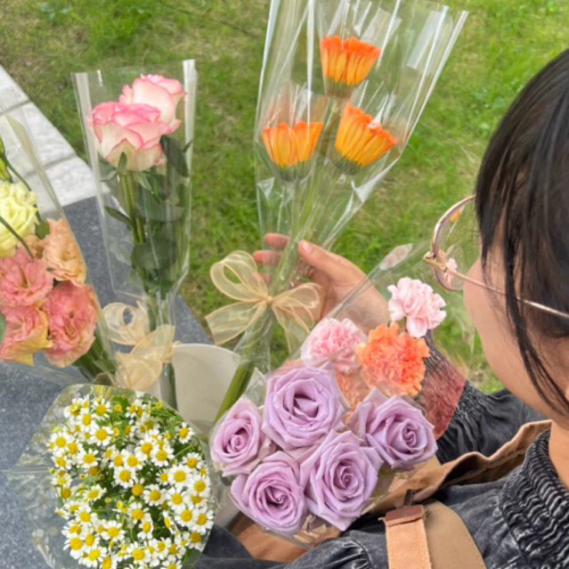 [🚀ช่อดอกไม้สดพร้อมส่งด่วน🌸] ช่อดอกไม้สด แบบกำ หุ้มพลาสติกใส สามารถเพิ่มข้อความได้ ทางแชท มี 6 ชนิดให้เลือกค่ะ