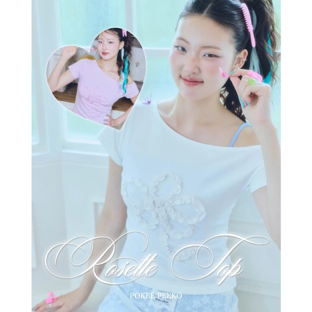 POKEE | ROSETTE เสื้อปาดไหล่ ผ้า cotton (ขาว/ชมพู)