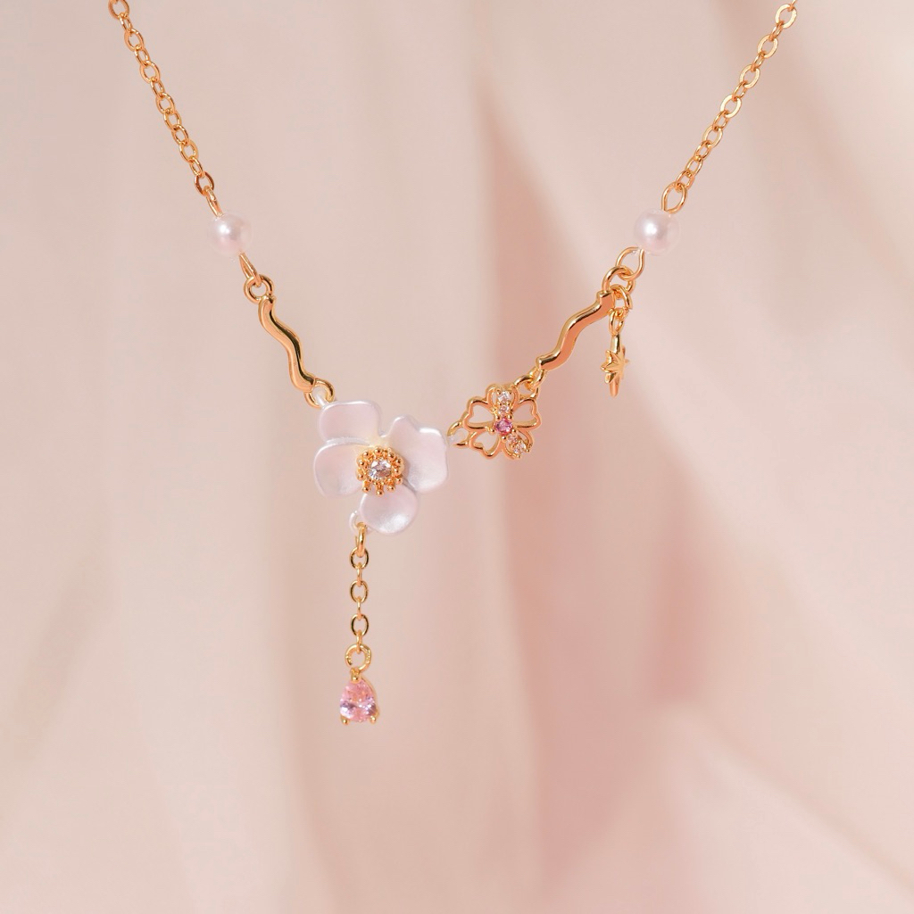 The Lucy Bloom kiss necklace สร้อยคอดอกไม้สีขาว