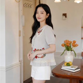 Glucoat | [A732/A810] เสื้อคอปกแขนจั๊มแต่งฉลุ ปักลายดอกไม้สีแดง ชายเสื้อแต่งระบาย กระดุมหน้าใช้งานได้จริง