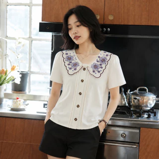 Glucoat | [A766] เสื้อสีครีมคอปกหยักทรงโบว์ปักดอกไม้ แต่งกระดุมหน้า กระดุมจบหลัง 1 เม็ดใช้งานได้จริง