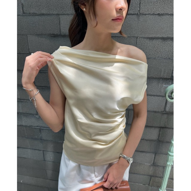 Velin top - ปาดไหล่ซาติน butter yellow🍨