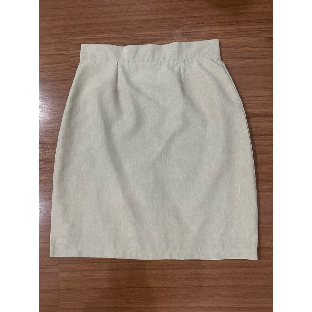 กระโปรงทำงาน กระโปรงทรงเอ กระโปรงสั้น มือสอง ร้าน Fromme Clothes ไซส์ L สีครีม