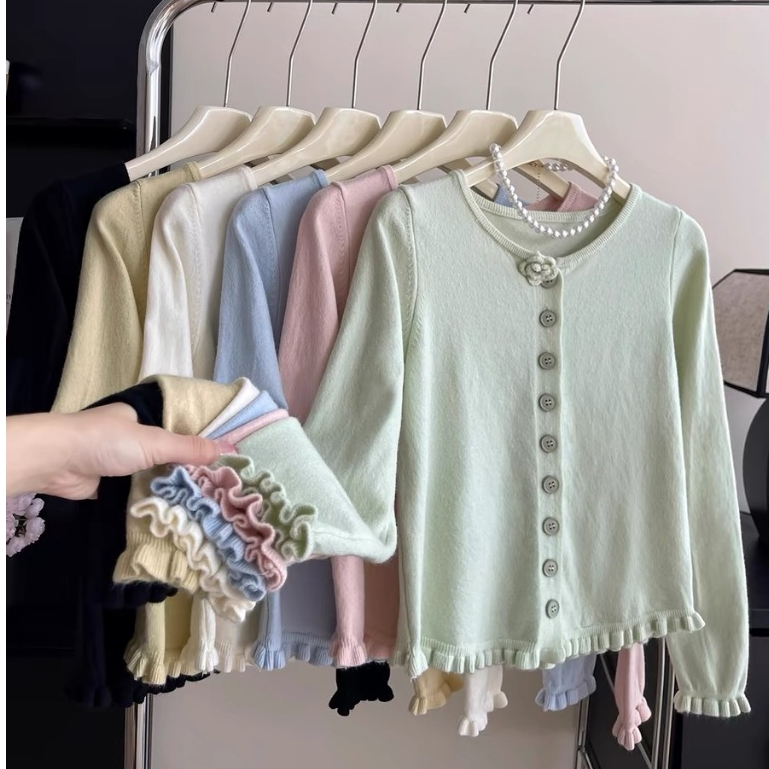 เสื้อไหมพรมเเต่งกระดุมรุ่น sweet มี 6 สี ผ้านิ่มใส่สบายใส่ได้ทุกโอกาส เเต่งดอกไม้ที่คอ