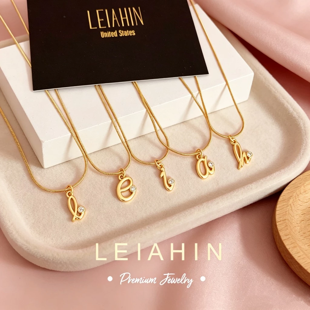 LEIAHIN Jewelry A-Zสร้อยคอจี้ตัวอักษรสีทอง ทนสีไม่ลอก อาบน้ำใส่ได้ เหมาะเป็นของขวัญวันเกิด 66n