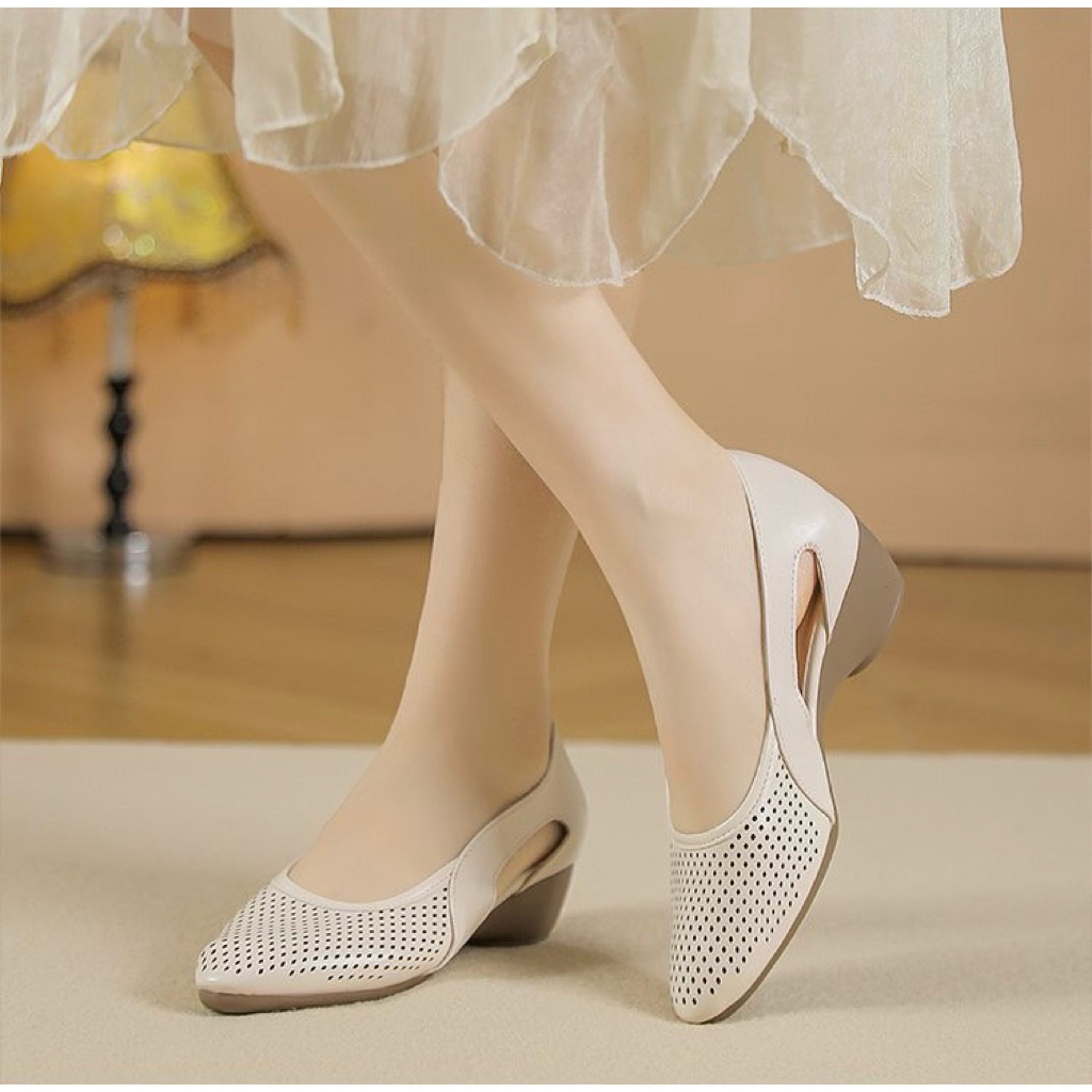 Shoes I Amm D15 **ร้านจริงส่งตรงจากนครนายก** รองเท้าสุขภาพสไตล์หัวแหลมหน้าวี ดีไซน์เก๋ ฉลุระบายอากาศ น้ำหนักเบา หนังนิ่ม