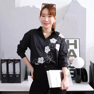 Lawyer Store [928960] เสื้อแขนยาว กระดุมหน้า ลายดอก เนื้อผ้าอยู่ทรง กระดุมใช้งานได้จริง เสื้อเชิ๊ต เสื้อคอปก เสื้อแขนยาว