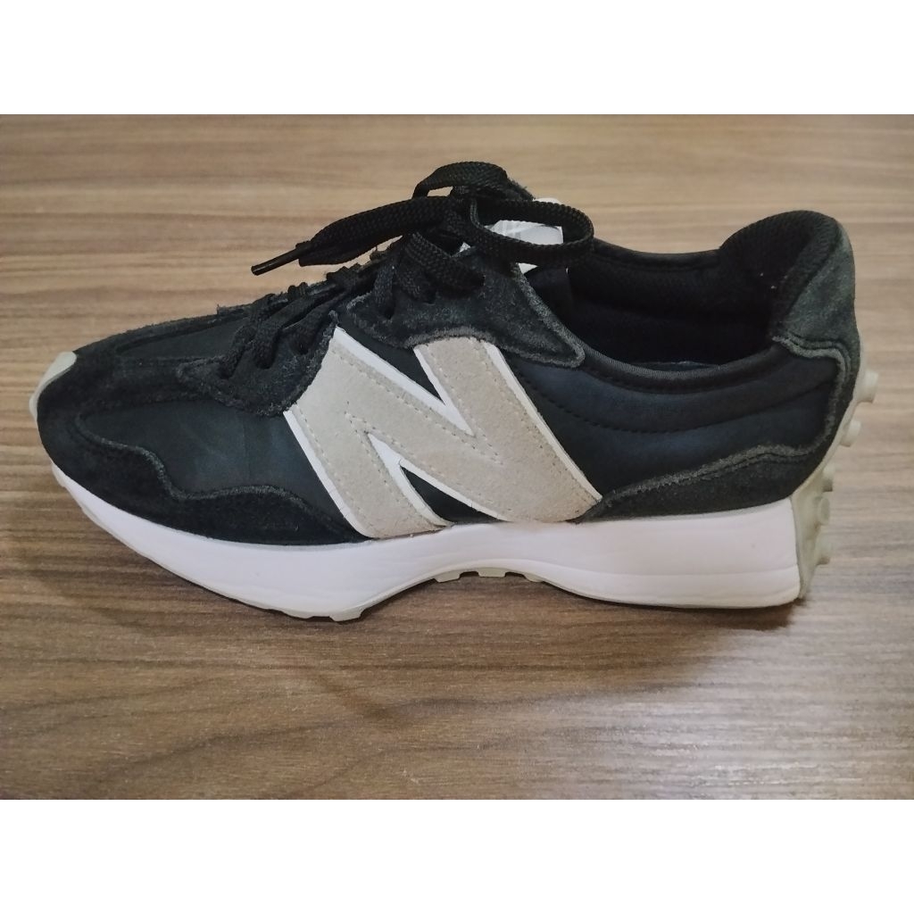รองเท้าผ้าใบ New Balance 327 Size 7us 5uk 37.5eu 24cm.