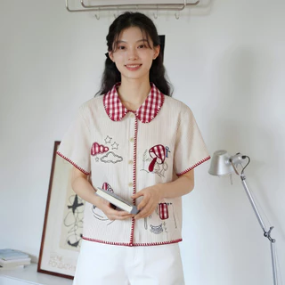 Glucoat | [A799] เสื้อแขนสั้นคอปกลายสก็อตสีแดง ปักลายการ์ตูน กระดุมหน้าใช้งานได้จริง