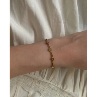 สร้อยกันน้ำ สร้อยสเตนเลส HER OBJECTIVE_HER PETITE DIASY ON CHAIN BRACELET