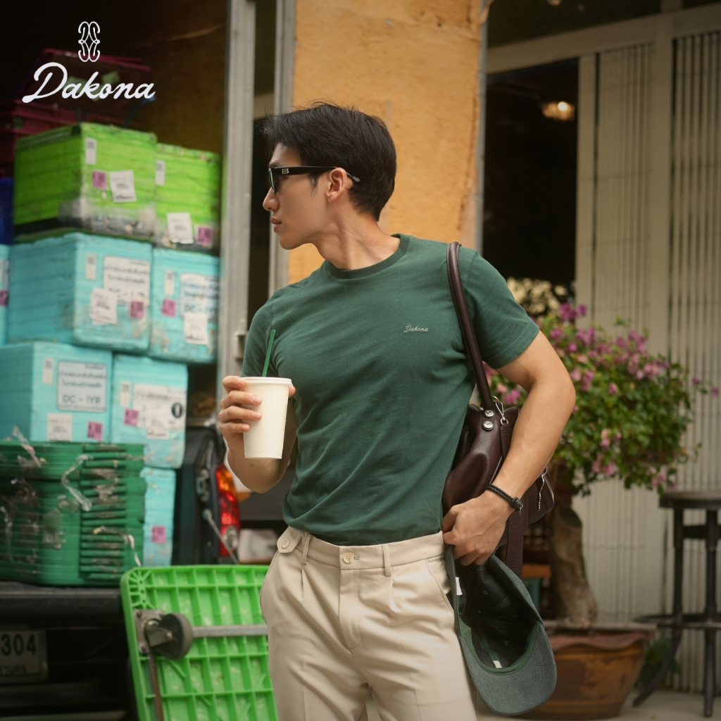 Dakona | Green Slim-Fit High-Neck T-Shirt with Wordmark Logo | เสื้อยืดทรงสลิมฟิต ผู้ชาย สีเขียวเข้ม