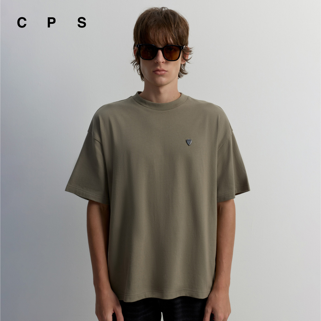 CPS เสื้อยืดคอกลมทรงหลวมแต่งปิ๊กโลโก้ ผู้ชาย LOOSE FIT CREWNECK TEE รุ่น C26WGMA129 (AW26#P1)