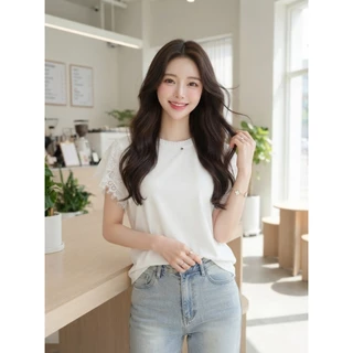 A1079 เสื้อแขนลูกไม้สุดหวาน เรียบแต่ดูแพง ด้วยดีเทลแขนลูกไม้ที่ช่วยเพิ่มความหวานและความหรูในตัวเดียว